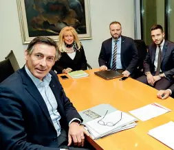  ?? (Foto Klotz/Rensi) ?? Negoziati Thomas Widmann con Rita Mattei, Paolo Zenorini e Vincenzo Bucci durante un incontro del gruppo di lavoro su economia e mobilità
