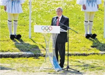  ?? FOTO: KENJIRO MATSUO/IMAGO IMAGES ?? Thomas Bach sprach von der „Hoffnung“, die das Olympische Feuer auf seinem Weg durch Japan begleite – und davon, dass sich das IOC „weiterhin voll und ganz für den Erfolg“der Spiele in Tokio einsetze.