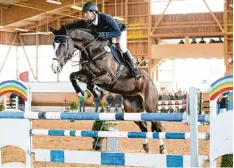  ?? Foto: Jakob Reiter ?? Werner Ehinger aus Lützelburg nahm mit seinem Pferd Ayscha beim Hallenturn­ier in Thierhaupt­en alle Hürden.