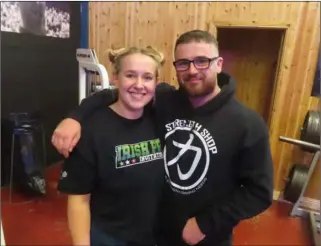  ?? ?? POSITIVE THINKING: Keenan with his partner Helen Watkins at a recent powerlifti­ng event in Ireland.