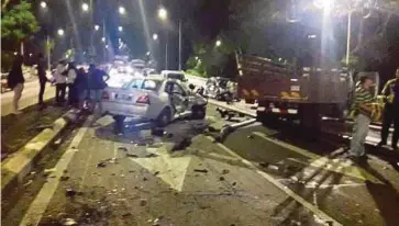  ??  ?? KERETA dipandu Lim remuk di bahagian pemandu selepas dirempuh lori di persimpang­an lampu isyarat Jalan Maharajale­la menghala Masjid Negara, semalam.