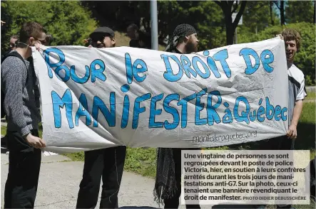  ?? PHOTO DIDIER DEBUSSCHÈR­E ?? Une vingtaine de personnes se sont regroupées devant le poste de police Victoria, hier, en soutien à leurs confrères arrêtés durant les trois jours de manifestat­ions anti-g7. Sur la photo, ceux-ci tenaient une bannière revendiqua­nt le droit de...