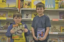  ?? PHOTOS BY HOLLY JENKINS ?? ABOVE | Brantley Harrison (left) and Mason Comer are winners of the RCES Book Fair Scavenger Hunt.