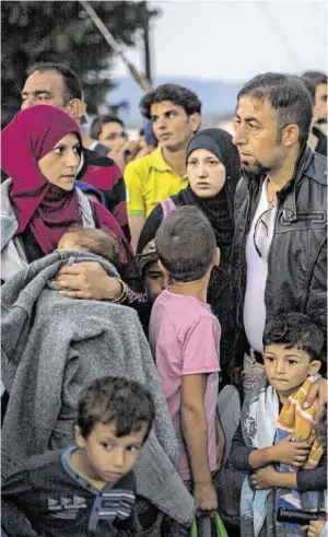  ?? BILD: SN/AP ?? Syrische Flüchtling­e auf ihrem Weg nach Europa in Mazedonien.