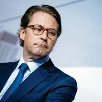  ?? Foto: Christoph Soeder, dpa ?? Bundesverk­ehrsminist­er Andreas Scheuer steht erheblich unter Druck. Auch in der CSU hört man lautes Ächzen, wenn man nach ihm fragt. Doch es scheint, als könne er sich für den Moment im Amt halten.