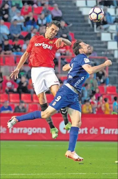  ??  ?? PELEA. Iago Bouzón pugna con Toché por el balón durante el encuentro de ayer en el Nou Estadi.