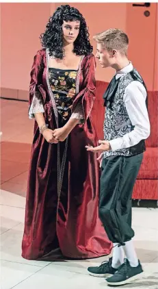  ?? RP-FOTO: ARNULF STOFFEL ?? Zwei von vielen tollen Jungschaus­pielern: Shayanne Maya Müller als Élise und Simon Roth in der Rolle des Valère auf der Bühne.