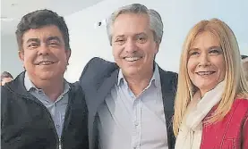  ??  ?? Encuentro. Fernández con Fernando Espinoza y Verónica Magario.