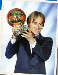  ??  ?? QUESTA VOLTA HA VINTO LUI Il campione croato Luka Modrić (33 anni) con il Pallone d’oro: la sua vittoria ha mandato su tutte le furie la famiglia di Ronaldo.