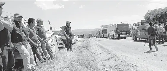  ?? Fotos Sergio Ocampo ?? tomaron la carretera federal Iguala-Ciudad Altamirano, afectando a nueve municipios
