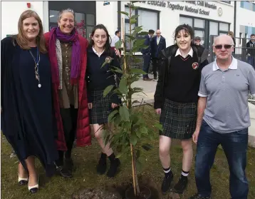  ??  ?? Principal Sinead Wasson, Roisin Daly, Caoimhe and Aoibhinn O’Brien Daly and Billy Rafter plant a tree in memory of Arthur O’Brien.