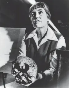  ?? United Press Internatio­nal file photo ?? Archaeolog­ist Anne Fox displays a skull found during a 1979 excavation on the Alamo grounds.