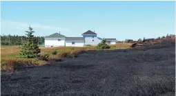  ??  ?? Sans l’interventi­on des secours, des maisons du chemin Wilson, à Miscou, auraient été ravagées par les flammes. Le feu a dangereuse­ment menacé certaines habitation­s. Acadie Nouvelle: Vincent Pichard