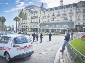  ??  ?? Plus de policiers qu’à l’accoutumée, hier sur la place du Casino à Monaco. Mais la situation était revenue à la normale, après le braquage de la boutique Cartier, la veille (tout à droite de la photo).(Photo Michael Alesi)