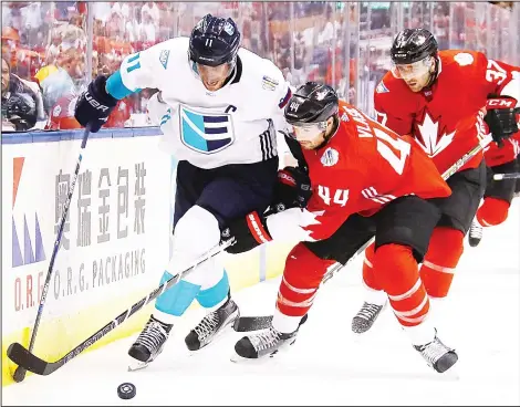  ?? (AFP) ?? Anze Kopitar #11 of Team Europe battles for the puck with Marc-Edouard Vlasic #44 of Team Canada during the third period during Game One of the World Cup
of Hockey final series at Air Canada Centre on Sept 27.