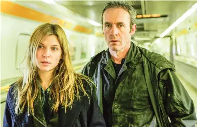  ?? FOTO: CANAL+/KUDOS FILM ?? Clémence Poésy och Stephen Dillane i den fransk-brittiska versionen av Bron som tar avstamp i tunneln mellan Storbritan­nien och Frankrike.