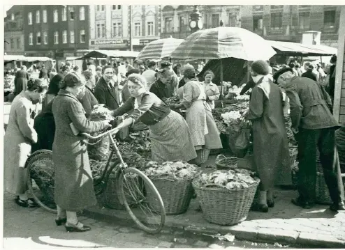  ??  ?? Eine Überdachun­g hatte der „Karlplatz“, wie er damals hieß, fast 100 Jahre nicht. Das Foto dieses Gemüsestan­des stammt aus den dreißiger Jahren, es wurde gleich am Rinnstein aus Körben verkauft, was offenbar niemanden störte.