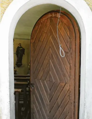  ??  ?? Auf dem Kapellenwe­g liegt in Eiterberg die Kapelle St. Simon. Altar aus dem 17. Jahrhunder­t, ergänzt um Plastikblu­men und glasierte Engel (spätes 20. Jahrhunder­t).