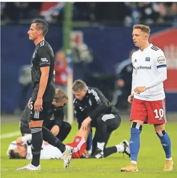  ?? Düsseldorf­s Edgar Prib (l.) musste nach seinem Foul am Hamburger Tim Leibold, der in dieser Szene noch auf dem Rasen behandelt wird, mit Rot vom Platz. Foto: Imago ??