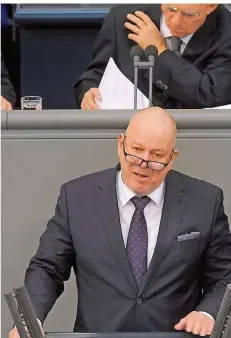  ?? FOTO: ACHIM MELDE ?? Christian Wirth bei einer seiner bislang drei Reden im Bundestag. Im Hintergrun­d Bundestags­präsident Wolfgang Schäuble (CDU).