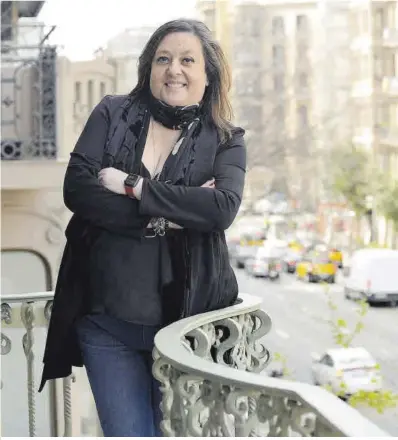  ?? Mònica Tudela ?? Maria Elena Fort, al balcó del seu despatx a la rambla de Catalunya de Barcelona.