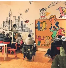  ?? RP-FOTO: VON DOLEGA ?? Klare Linien und Flächigkei­t: Im Heine-Schulcafé gibt es Gutes zu essen und viel Schönes a la Keith Haring an der Wand zu sehen.