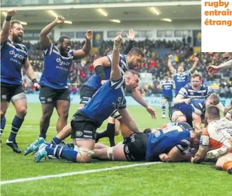  ?? Photos Icon Sport ?? Pierre-Henry Broncan, a pu rentrer à temps de Bath pour entamer la période de confinemen­t dans son Gers natal. Ci-dessus, un des derniers matchs de Bath, cette saison face à Worcester.