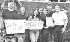  ??  ?? From right: Qian Tang Fu manager Alex and owner Donny Fu, Smile for Peace organizing chairperso­n Guah Chin Yong, 2018 JCI Tanjung Aru President Chang Jennee and 2018 JCI Tanjung Aru Vice President Rachel Chee.