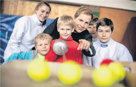  ?? RP-FOTO: RALPH MATZERATH ?? Fechten Schnuppert­ag in Langenfeld: Tjark (mitte) hat Interesse am Fechten und probt mit Trainer Linus Terstesse.