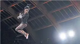  ??  ?? SE PREPARA. Simone Biles se entrena para ser una de las estrellas de Tokio 2020.