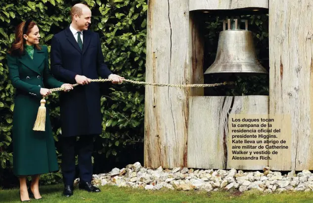  ??  ?? Los duques tocan la campana de la residencia oficial del presidente Higgins. Kate lleva un abrigo de aire militar de Catherine Walker y vestido de Alessandra Rich.