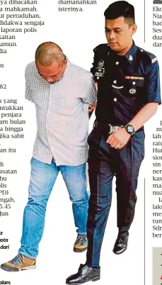  ??  ?? MOHD Fairuz diiringi anggota polis keluar dari mahkamah selepas dijatuhi hukuman denda, semalam.