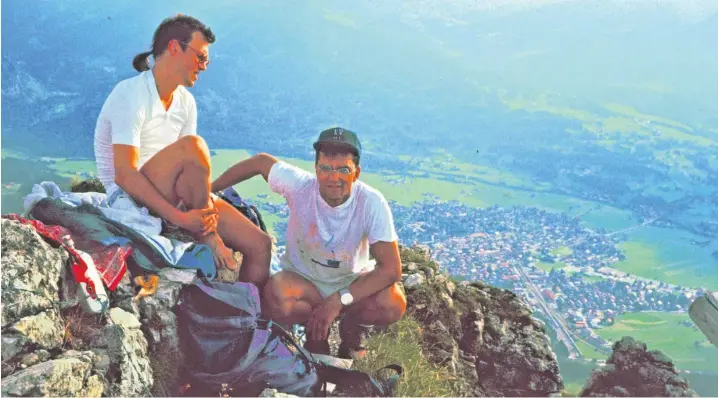  ?? Foto: privat ?? Bergfreund­e seit vielen Jahren: Uwe Böhm (links) und Karl-Heinz Pimiskern in den 1990ern auf dem Gipfel des Grünten im Oberallgäu.