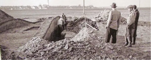  ?? Repro: Helmut Bader ?? So war das damals. Diese Aufnahme des Landesamte­s für Denkmalpfl­ege ist heute im Kneippmuse­um Bad Wörishofen zu sehen. Das Foto zeigt die Arbeiten an den Hügelgräbe­rn bei Schlingen, deren Inneres damals er kundet wurde.