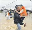  ?? FOTO: DPA ?? Ein Mann bringt in Kurashiki eine Frau in Sicherheit.