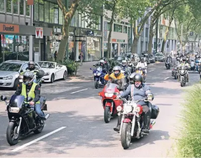  ?? FOTOS: BIKER4KIDS ?? Was als kleine Tour durch die Eifel begann, ist heute eines der größten Biker-Events Deutschlan­ds: Der Biker4Kids-Korso fährt auch durch die Düsseldorf­er Innenstadt.