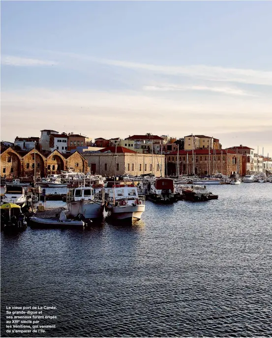  ??  ?? Le vieux port de La Canée. Sa grande digue et ses arsenaux furent érigés au XIIIe siècle par les Vénitiens, qui venaient de s’emparer de l’île.