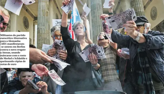  ??  ?? Militantes do partido eurocético Alternativ­a para a Alemanha ( AfD) manifestar­am- se ontem em Berlim contra o novo resgate a Atenas, usando máscaras com o rosto de Merkel e Schäuble e queimando cópias de notas de euro