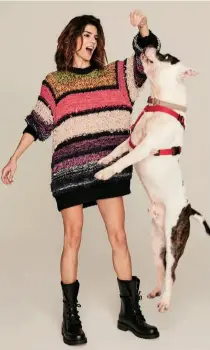  ??  ?? Jersey, Nº 21. Botas, Christian Dior.La actriz, con su amigo Tarzán, un pitbull que demostró estar en plena forma.