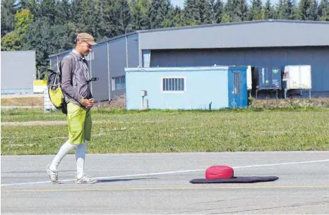  ?? FOTO: ARCHIV/HÖRBURGER ?? Auf dem Flugplatz in Neuhausen ob Eck überquert der Performanc­e-Künstler Daniel Beersteche­r die Ziellinie seines Slow-Marathons.