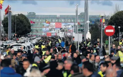  ?? / ÁLVARO GARCÍA ?? Concentrac­ión de taxistas, ayer a la entrada del recinto ferial de Madrid.