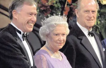  ?? Foto: Michael Kappeler, dpa ?? Am 2. November 2004 begrüßen Queen Elizabeth, ihr Mann Prinz Philip (rechts) und der ehemalige Bundespräs­ident Horst Köhler die Gäste des königliche­n Empfangs in Schloss Bellevue.