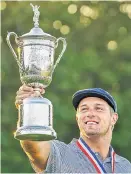  ?? Foto: AP / John Minchillo ?? DeChambeau hat die Kraft, den Pokal mit einer Hand zu stemmen.