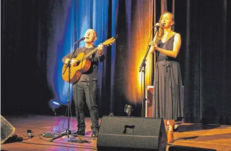  ?? FOTO: CHRISTIAN REICHL ?? Musikalisc­he Harmonie im Kulturhaus: Kieran Goss und Sängerin Annie Kinsella beim Auftritt am Freitag.