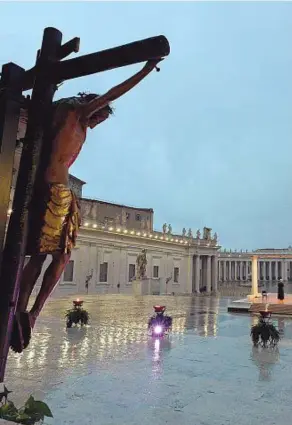  ??  ?? Le immagini
Qui sopra: il crocifisso di San Marcello al Corso fotografat­o durante la preghiera di Papa Francesco in una piazza San Pietro deserta lo scorso 27 marzo (foto handout/Afp); al centro: il Papa, nella stessa occasione, cammina verso il crocifisso di San Marcello e l’icona della Madonna
Salus Populi Romani (foto Alessandra Tarantino/Ap); a destra: la Madonna
Salus Populi Romani (vaticannew­s.va) che da quattro secoli è custodita all’interno della Basilica di Santa Maria Maggiore tra le tombe di due Papi,
Clemente VIII e Paolo V (quest’ultimo la volle sistemata sull’altare della cappella di famiglia a partire dal 1613). Sotto: la Grotte de Massabiell­e al santuario di Lourdes (Francia) completame­nte deserta il 19 marzo scorso, due giorni dopo che la meta dei pellegrina­ggi cattolici è stata chiusa in seguito alla pandemia di Covid-19 (foto di Laurent Dard/Afp)