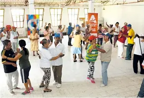  ?? LUÍS FELIPE DE LA HOZ ?? Adultos mayores de Palmar de Varela bailan en pareja a ritmo de guachaca.