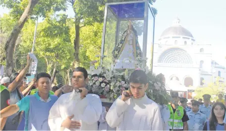  ?? ?? Procesión de la imagen de la Virgen de Caacupé luego de la misa central del octavario en honor de la patrona del Paraguay.