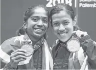  ?? - Gambar ?? ATLET Squash Negara Datuk Nicol David bersama Sivasangar­i Subramania­m menunjukka­n pingat masingmasi­ng selepas perlawanan akhir pada Sukan Asia Jakarta Palembang 2018 di Arena Gelora Bung Karno.