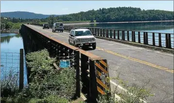  ?? TANIA BARRICKLO — DAILY FREEMAN ?? Traffic moves in both directions Wednesday on the Ashokan Reservoir dividing weir bridge in the town of Olive, N.Y.