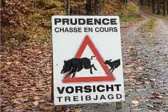  ?? Foto: Guy Jallay ?? Wenn solche Warnschild­er aufgestell­t sind, sollten Passanten den Wald meiden.